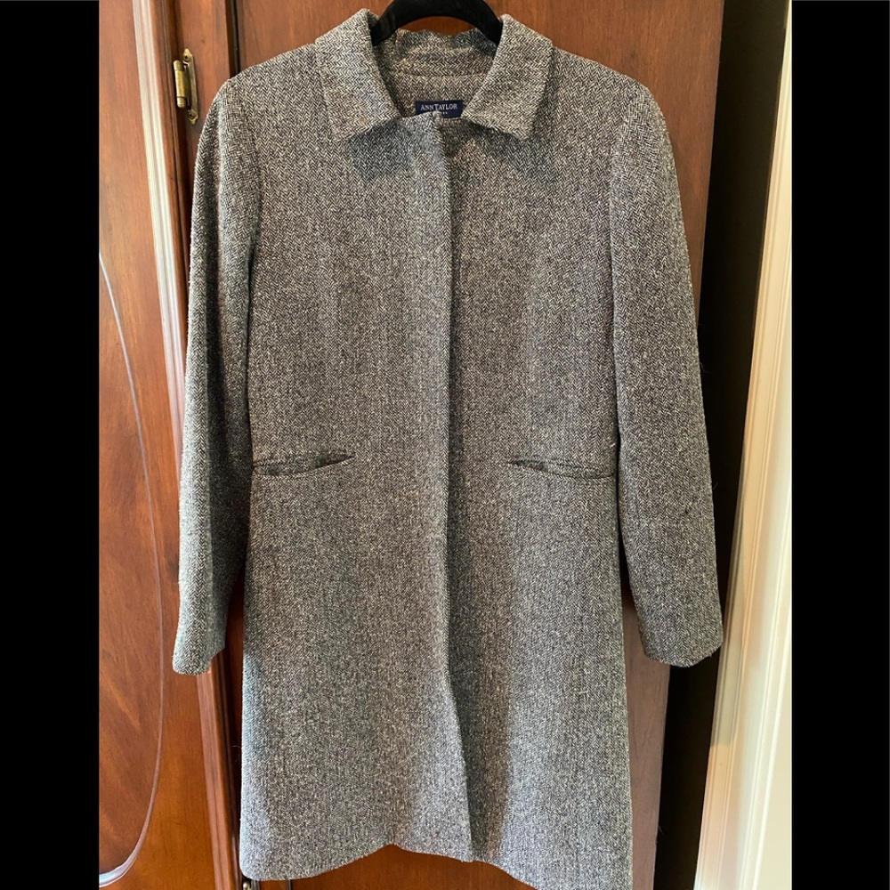 Beautiful coat.  Stretch material.